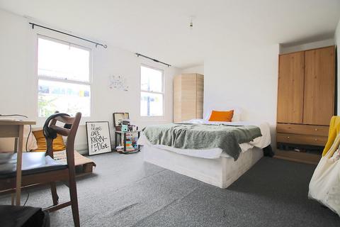 2 bedroom flat to rent, Roman Road, London E2