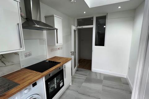 Studio to rent, Shroffold Road, Bromley BR1