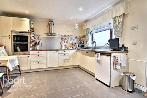 2 bedroom detached house for sale, The Causeway, Stowbridge