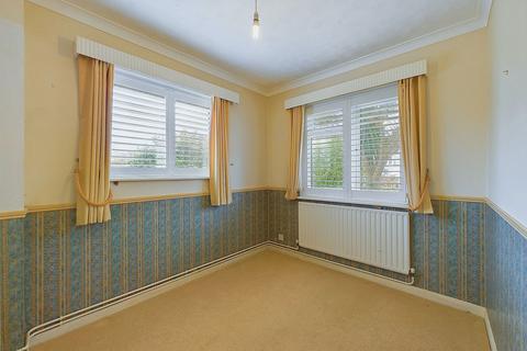 2 bedroom ground floor flat for sale, Alinora Avenue, Goring-by-Sea, Worthing, BN12