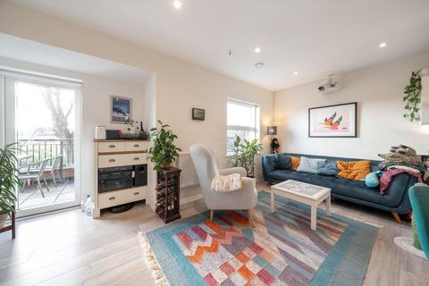 3 bedroom flat for sale, Palace Road, SW2