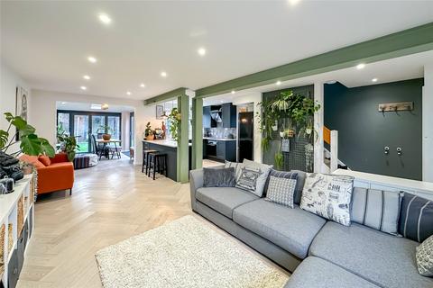 21 Maplefield, Park Street, St Albans, AL2 2BE