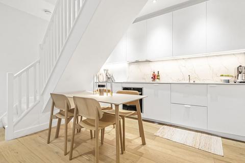 3 Pendulum Mews, London, E8 2LU