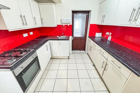 4 bedroom semi-detached house to rent, Hounslow TW3