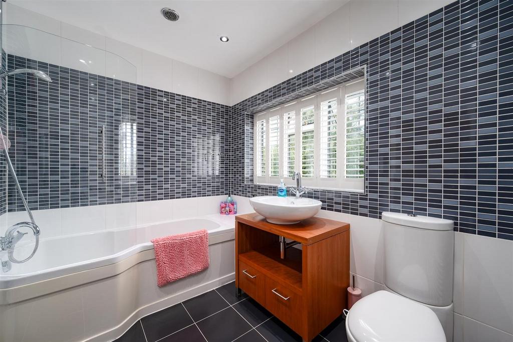 16 Ensuite.jpg