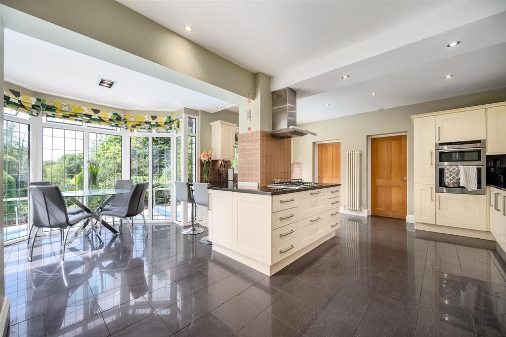 4 Kitchen.jpg