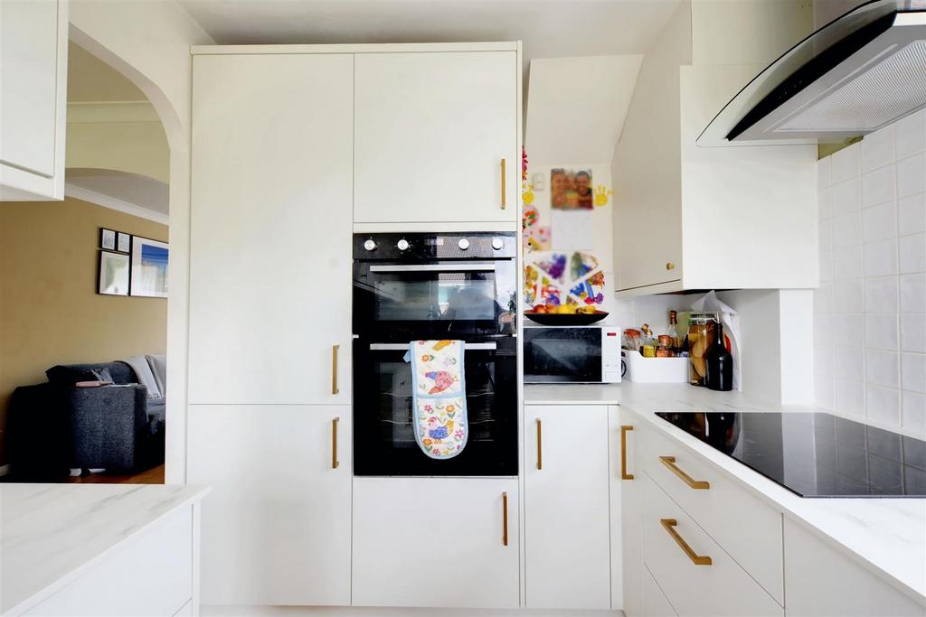 Kitchen 2.jpeg