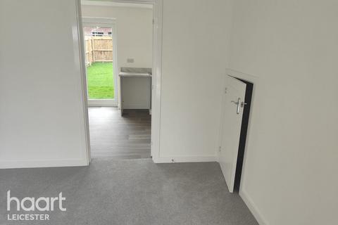 3 bedroom end of terrace house for sale, While Grove, Leicester