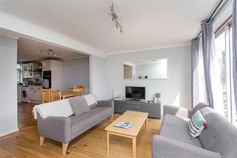 3 bedroom terraced house to rent, Coleridge Close, Battersea