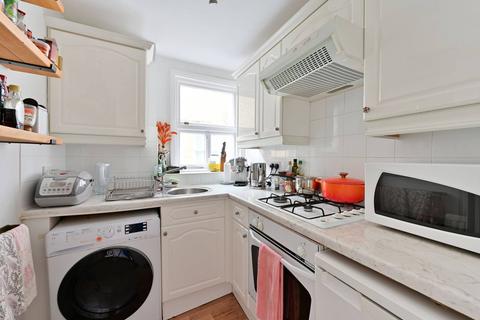 2 bedroom flat to rent, Woodside, Wimbledon, London, SW19