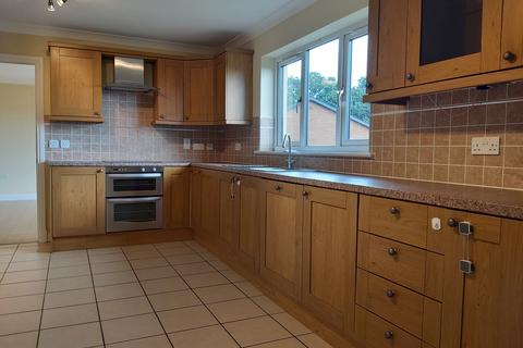 4 bedroom detached house to rent, Forest Road, Lampeter