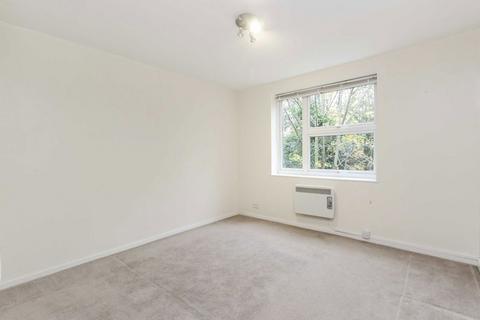 3 bedroom flat to rent, Hepple Close, Isleworth TW7