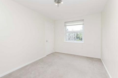 3 bedroom flat to rent, Hepple Close, Isleworth TW7