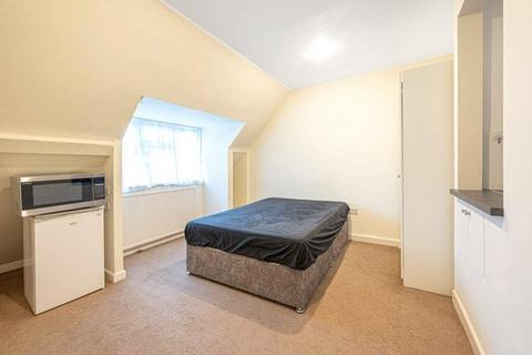 Studio to rent, Market Place, Hampstead Garden Suburb, NW11