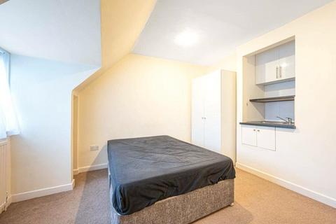 Studio to rent, Market Place, Hampstead Garden Suburb, NW11