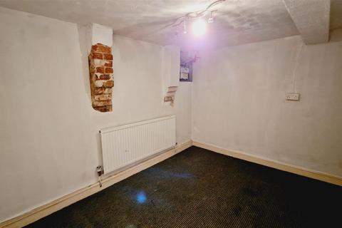 2 bedroom end of terrace house to rent, Delamere Street, Winsford