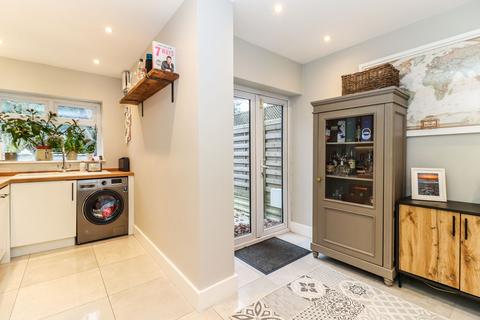 25 Titian Avenue, Bushey Heath, Bushey, WD23 4GB