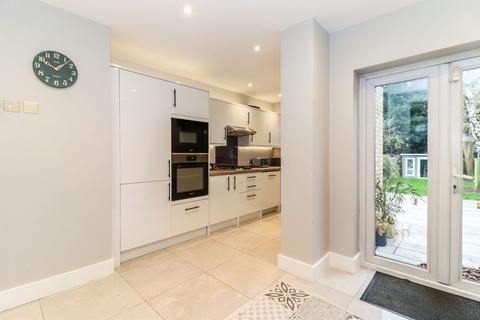 25 Titian Avenue, Bushey Heath, Bushey, WD23 4GB