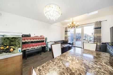 3 bedroom terraced house for sale, Edgecumbe Avenue, London NW9