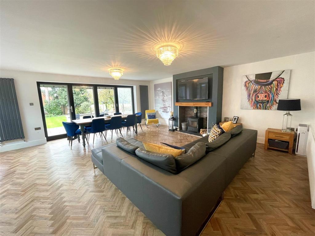 LOUNGE AREA.jpg