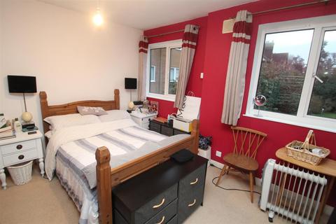 3 bedroom apartment to rent, Hillside Road, St. Albans