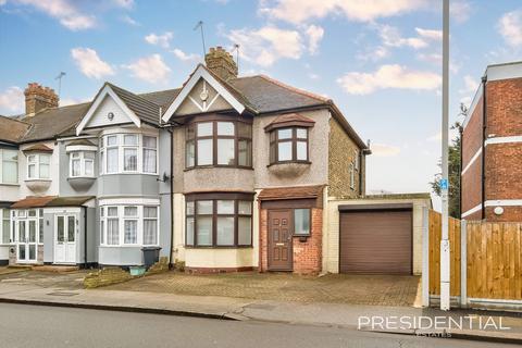 3 bedroom end of terrace house for sale, Barkingside IG6