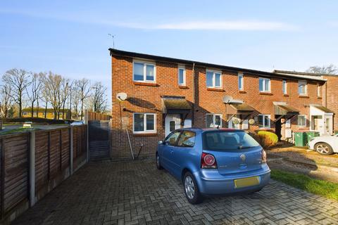 2 bedroom terraced house to rent, Kenilworth Close, Crawley RH11