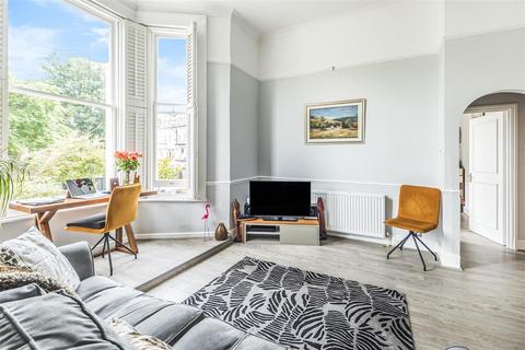 Flat 4, 46 Maple Road, Surbiton, KT6 4AE