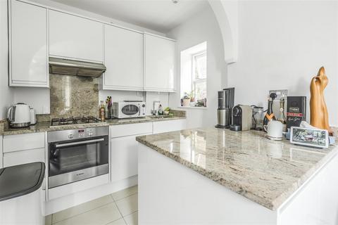 Flat 4, 46 Maple Road, Surbiton, KT6 4AE