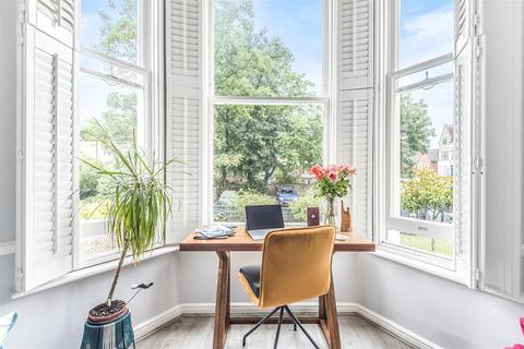 Flat 4, 46 Maple Road, Surbiton, KT6 4AE