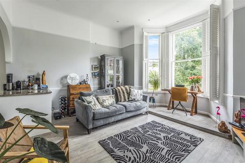 Flat 4, 46 Maple Road, Surbiton, KT6 4AE