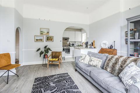 Flat 4, 46 Maple Road, Surbiton, KT6 4AE