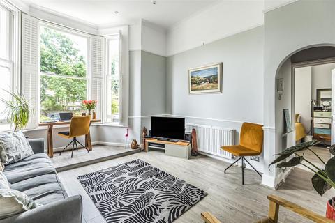 Flat 4, 46 Maple Road, Surbiton, KT6 4AE