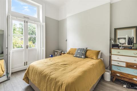 Flat 4, 46 Maple Road, Surbiton, KT6 4AE