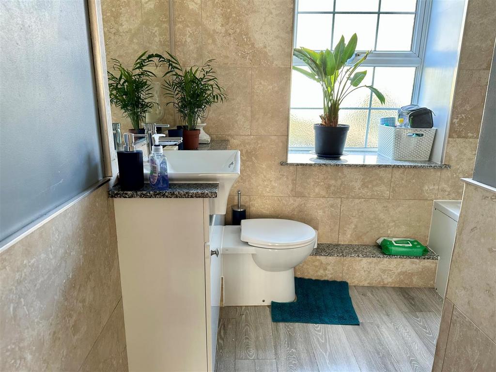 Bathroom 2.jpg
