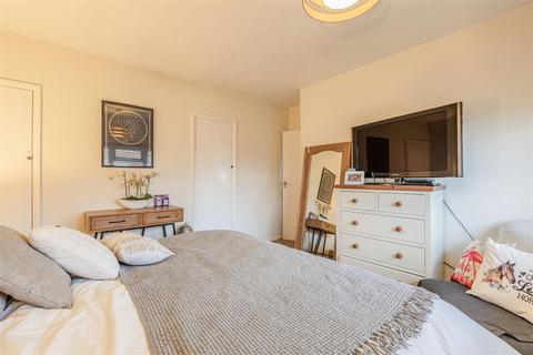 7 Cornwall Avenue, Byfleet, West Byfleet, KT14 7EX