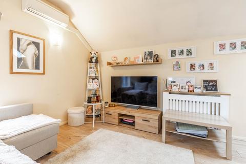 1 bedroom flat for sale, Ambassador Gardens, London