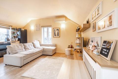 1 bedroom flat for sale, Ambassador Gardens, London