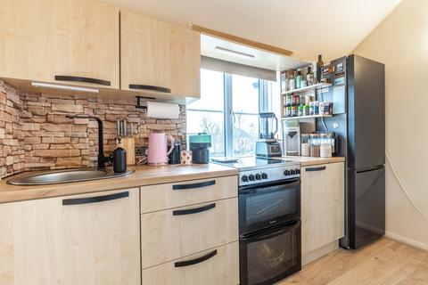 1 bedroom flat for sale, Ambassador Gardens, London