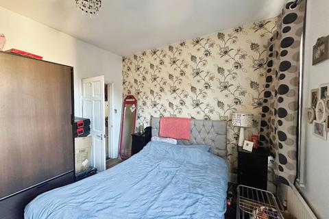 2 bedroom terraced house to rent, Princess Road, Manchester M25