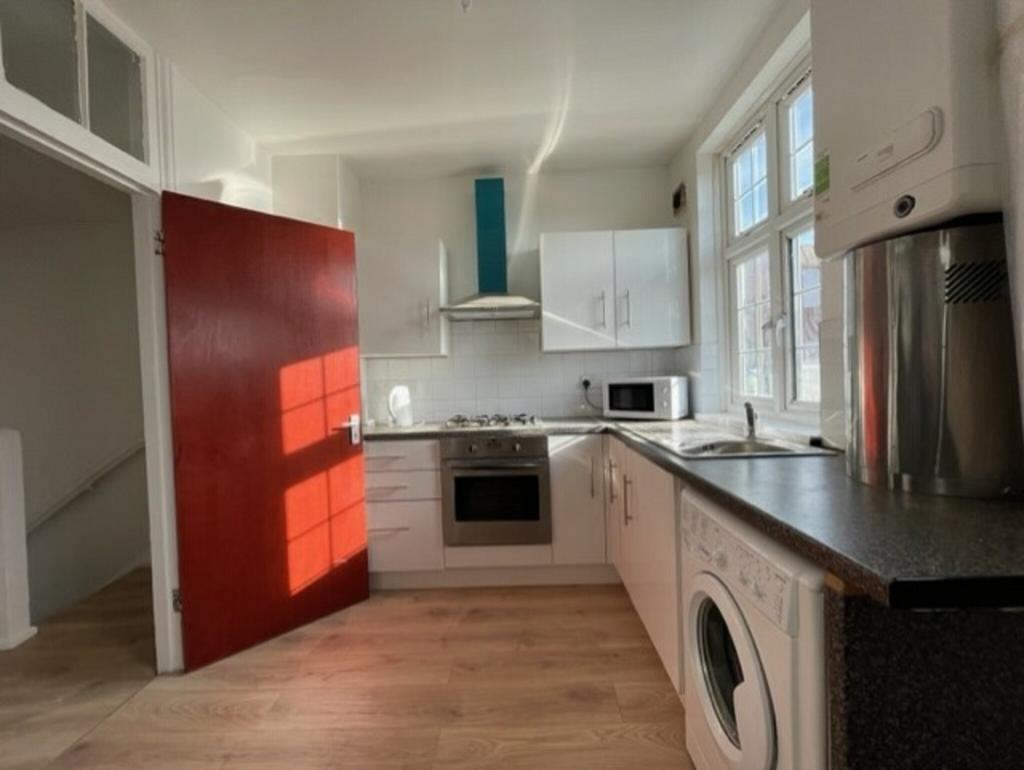 Croydon CR0 1 bed in a flat share to rent - £750 pcm (£173 pw)