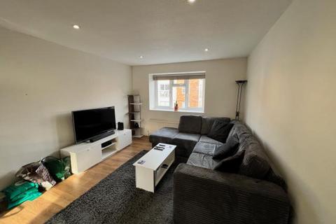 2 bedroom flat to rent, Alexander Street, Chesham, HP5