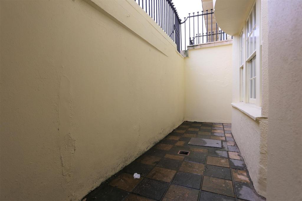 Flat 3, 59-62 Regency Square (13).JPG