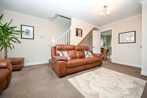 3 bedroom semi-detached house to rent, Slingsby Close, Apperley Bridge