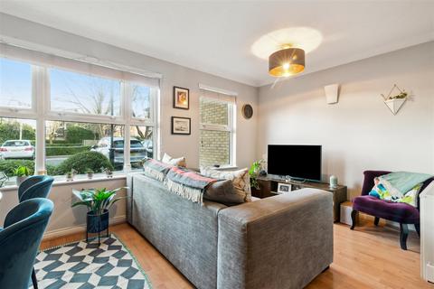 2 bedroom flat for sale, Monmouth Close, London, W4