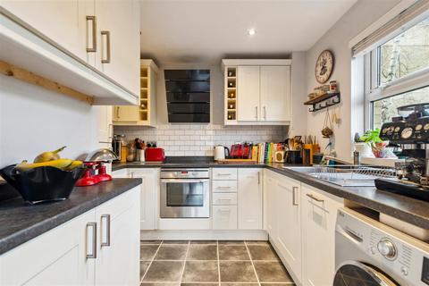 2 bedroom flat for sale, Monmouth Close, London, W4