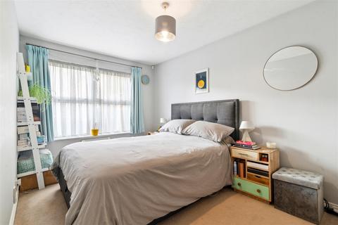 2 bedroom flat for sale, Monmouth Close, London, W4