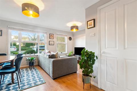 2 bedroom flat for sale, Monmouth Close, London, W4