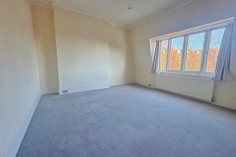 3 bedroom flat to rent, Langland Gardens, London NW3
