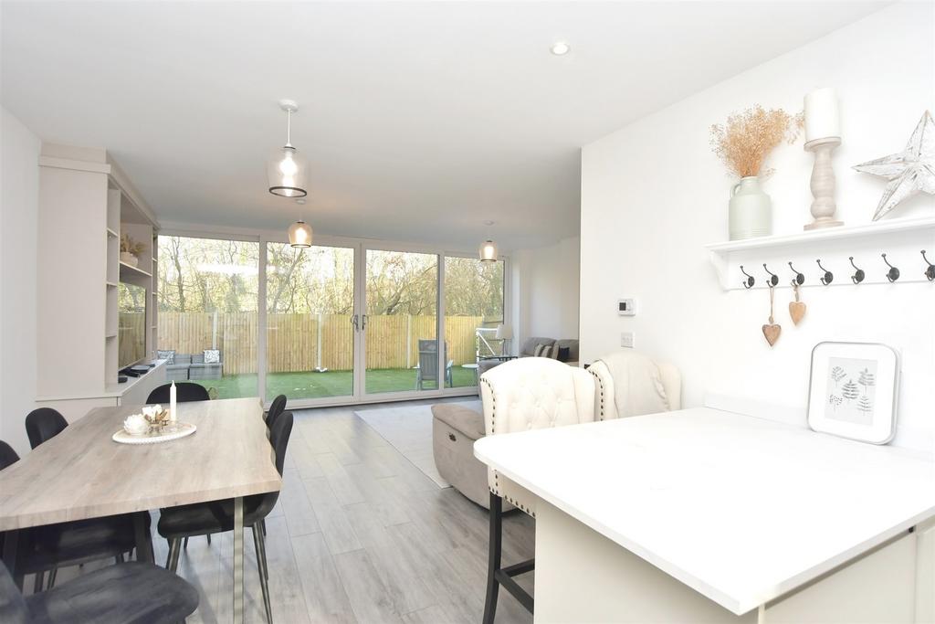 Lounge/ Dining Area